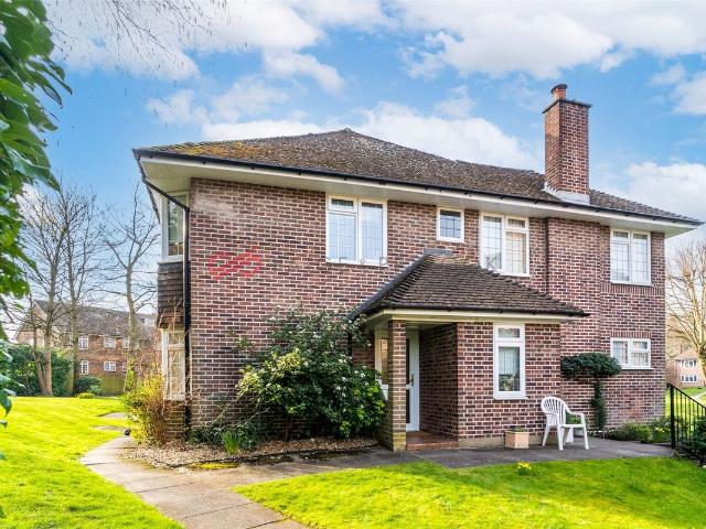 Apartment for rent in Northwood, Greater London