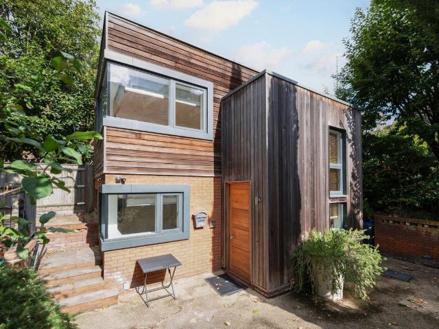 House for rent in London Borough of Merton, Raynes Park