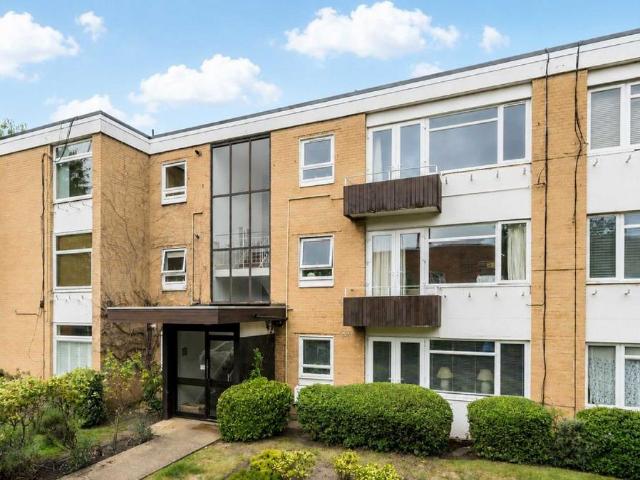 Apartment for rent in London Borough of Merton, Raynes Park