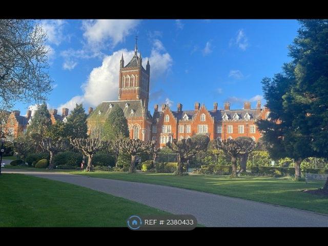 Apartment for rent in Row Town, Surrey