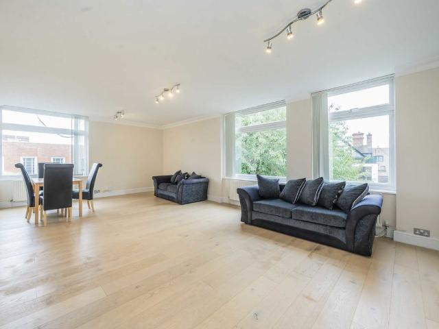 Apartment for rent in London Borough of Merton, Raynes Park