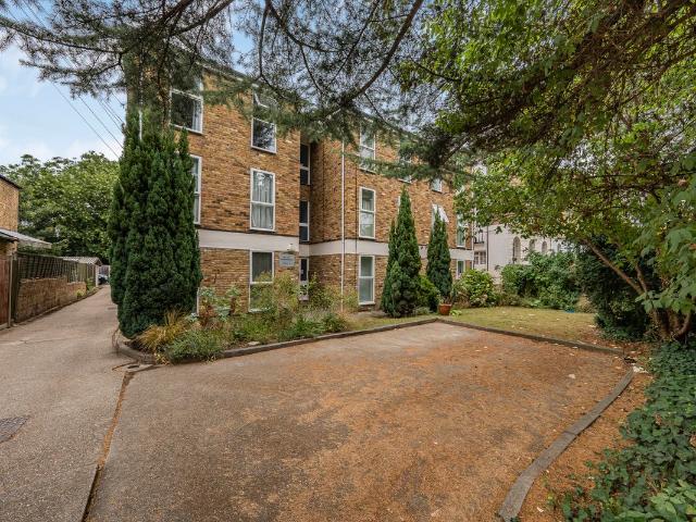 Apartment for rent in Cowley, Greater London