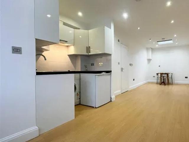 Apartment for rent in Broadfields, Greater London