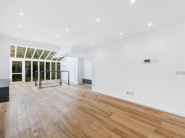 Apartment for rent in London Borough of Ealing, Greater London