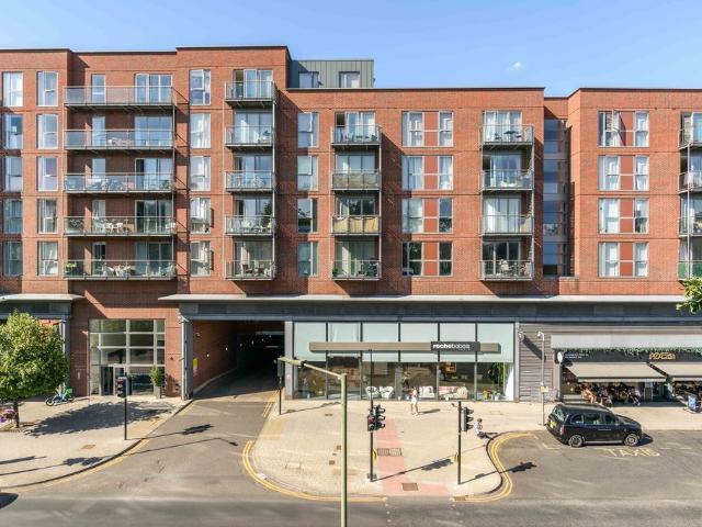 Apartment for rent in Blackhills, Surrey