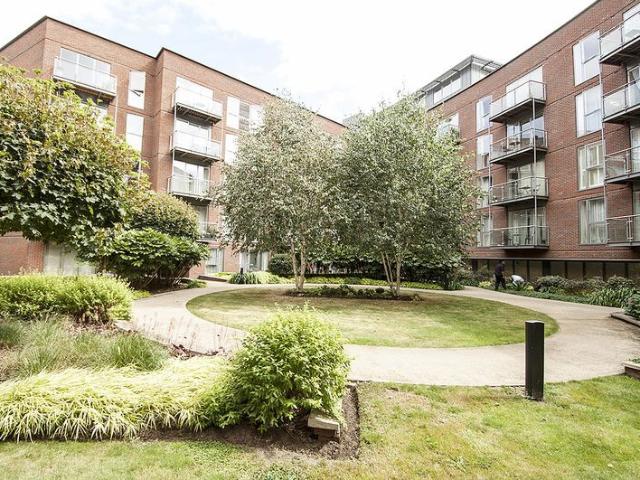 Apartment for rent in Blackhills, Surrey