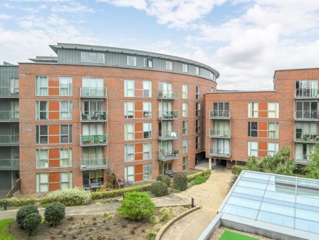 Apartment for rent in Blackhills, Surrey