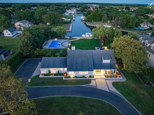 House for sale in East Islip