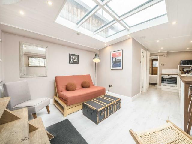House for rent in London Borough of Hounslow, Strand