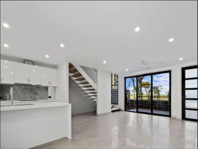 Townhouse for rent in Portland, Victoria