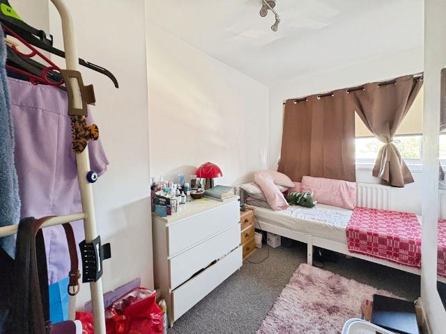 Apartment for rent in Heol-las, Surrey