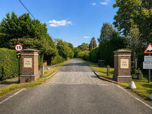 House for rent in Pachesham Park, Surrey