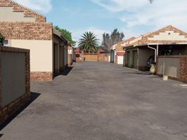 Townhouse for rent in Springs, City of Ekurhuleni Metropolitan Municipality