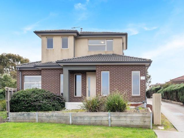 Townhouse for rent in Amberfield, Melbourne