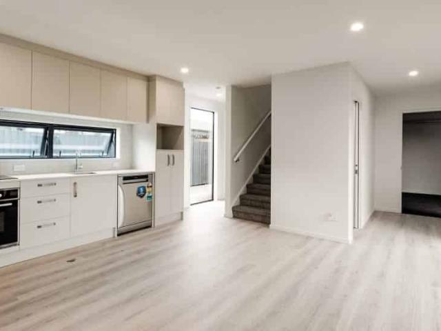Townhouse for rent in Edgeware, Canterbury