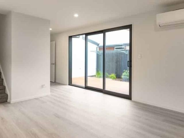 Townhouse for rent in Edgeware, Canterbury