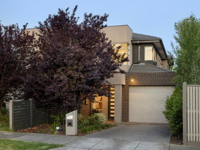 Townhouse for sale in Carnegie, Melbourne