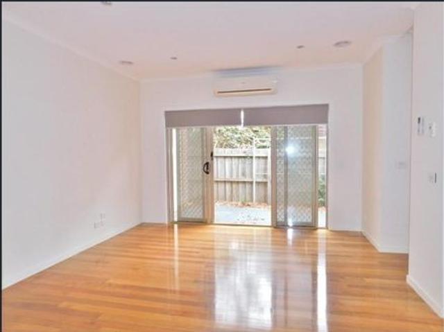 Townhouse for rent in Heidelberg West, Melbourne