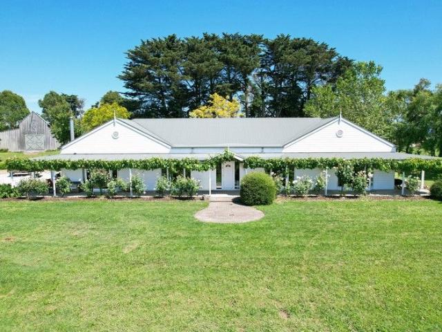 Cottage for sale in Warragul, Victoria