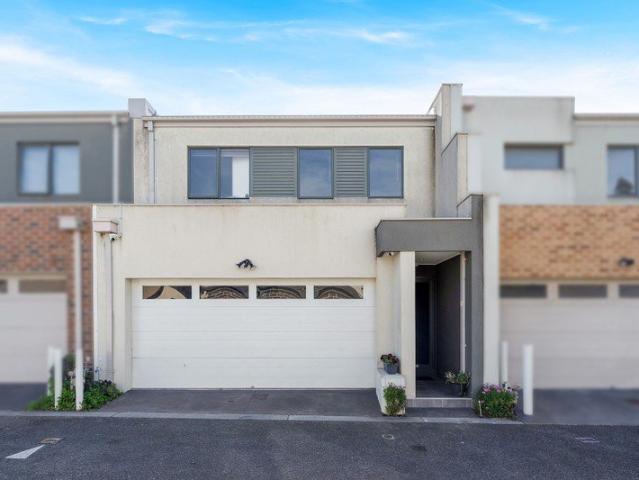 Townhouse for sale in Highlands, Melbourne