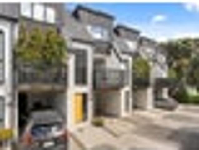 Townhouse for sale in Paremoremo
