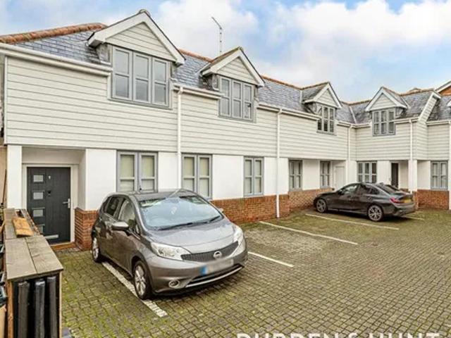 Apartment for rent in Lambourne, Epping