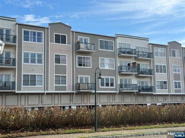 Condo for sale in Edgewater, New Jersey