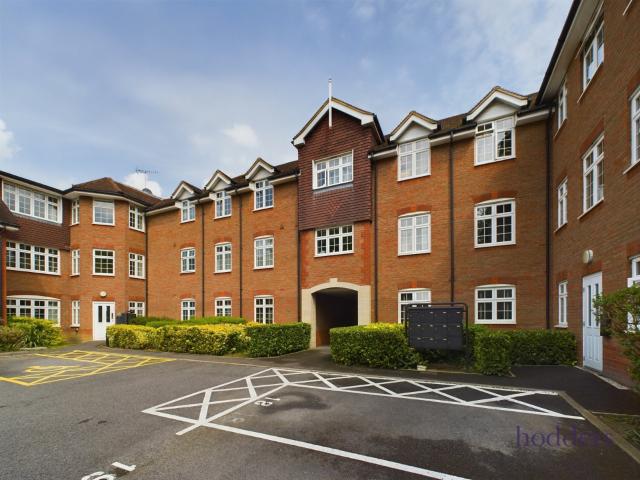Apartment for rent in Row Town, Surrey