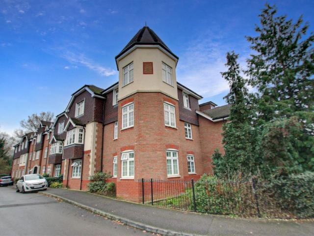 Apartment for rent in Row Town, Surrey