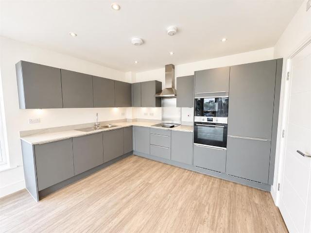 Apartment for rent in The Quarry, Greater London
