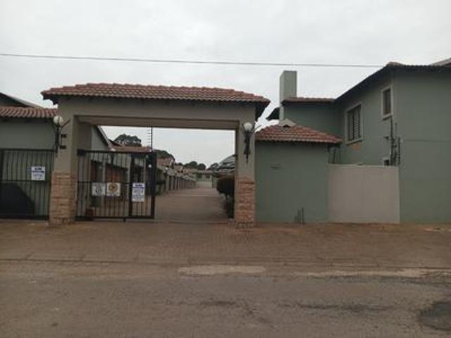 Townhouse for sale in Mohlakeng, Gauteng