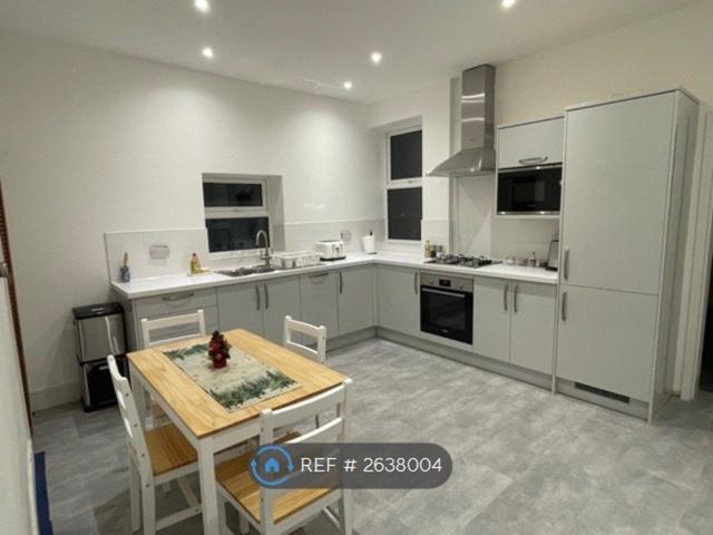 House for rent in Pachesham Park, Surrey