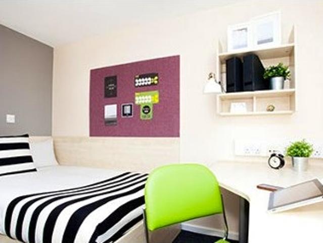 Room for rent in Hyde Park, West Yorkshire