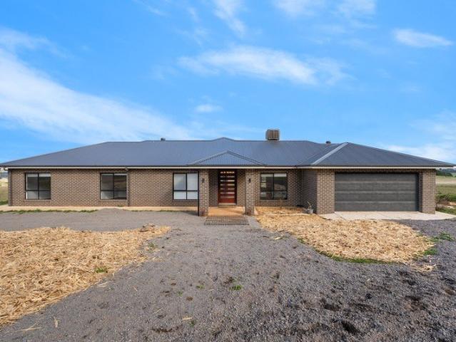 Cottage for sale in Kithbrook, Victoria