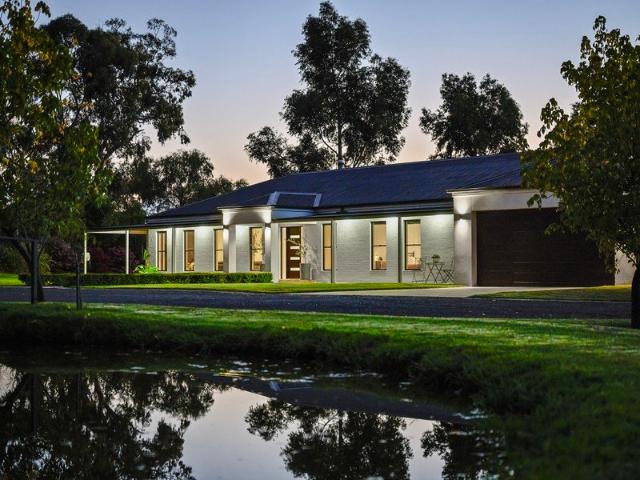 House for sale in Sedgwick, Victoria