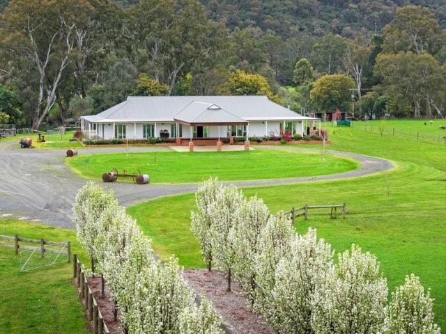 Cottage for sale in Eildon, Victoria