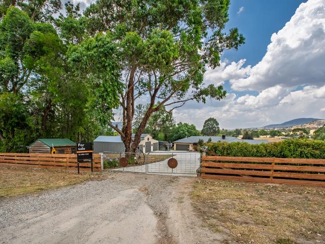 Cottage for sale in Osbornes Flat, Victoria