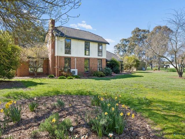 Cottage for sale in Alexandra, Victoria