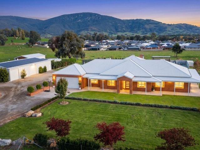 Cottage for sale in Tangambalanga, Victoria