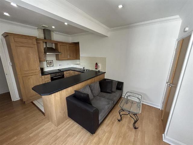 Apartment for rent in Plasnewydd, Falcon Lodge