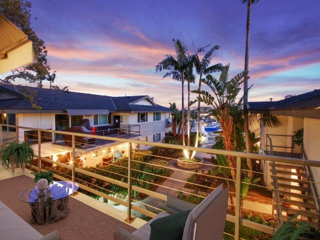 Apartment for rent in Corona Del Mar, California