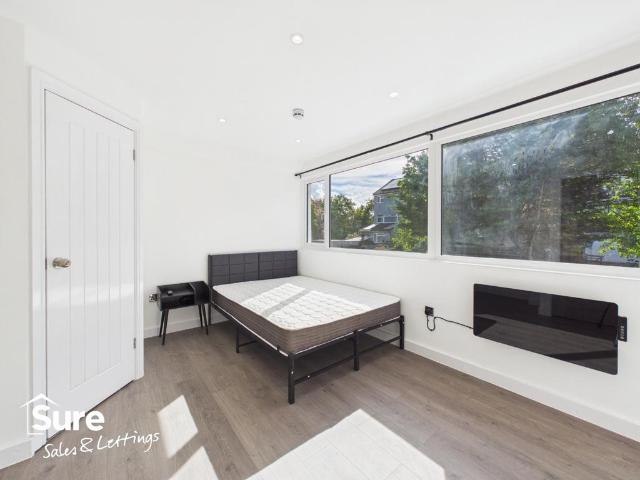House for rent in Grovehill, Pouchen End