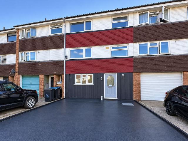 Apartment for rent in Grovehill, Pouchen End
