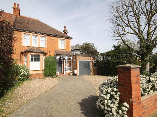 House for rent in Motspur Park, Greater London