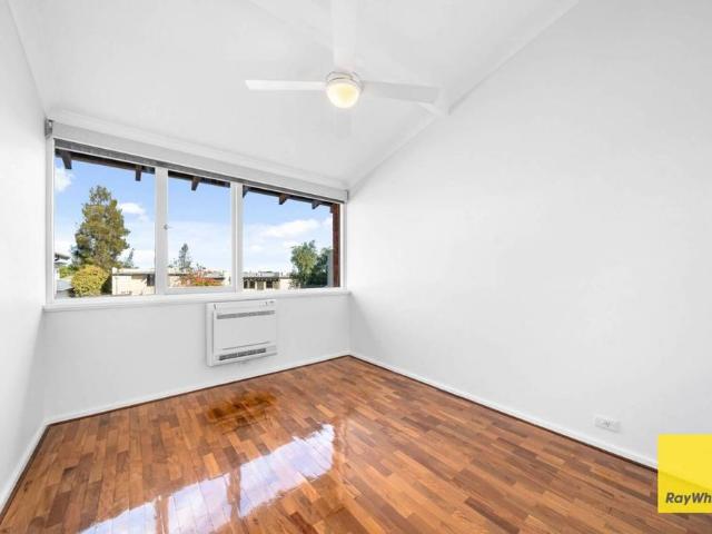 Townhouse for rent in Perth, South Perth