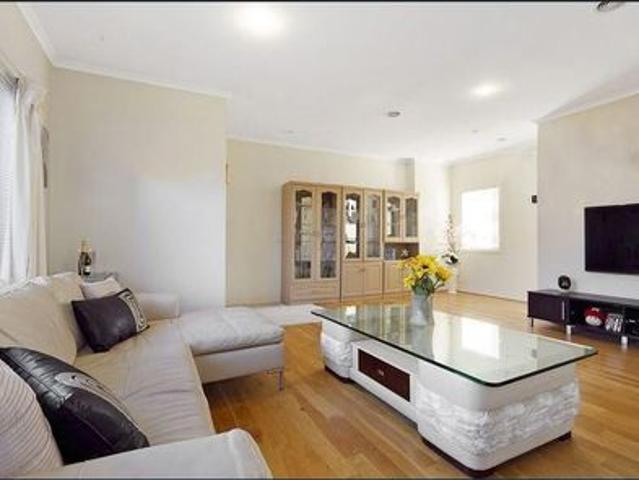 Townhouse for rent in Glen Waverley, Melbourne