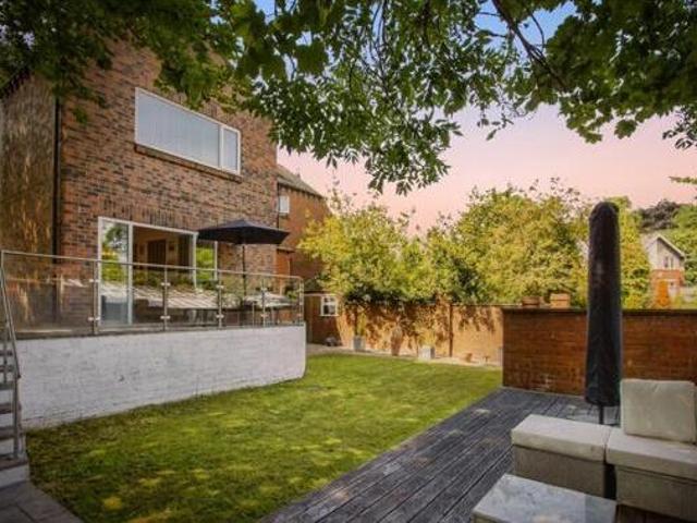 House for sale in Belle Isle, West Yorkshire