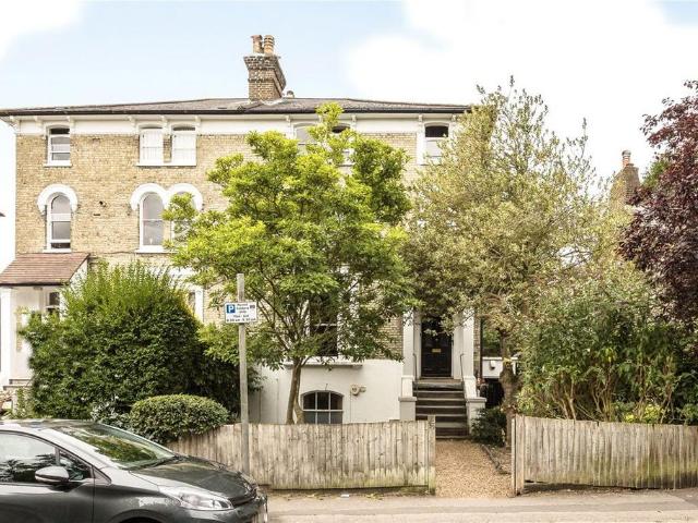 Apartment for rent in London Borough of Merton, Raynes Park