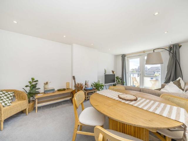 Apartment for rent in London Borough of Merton, Raynes Park