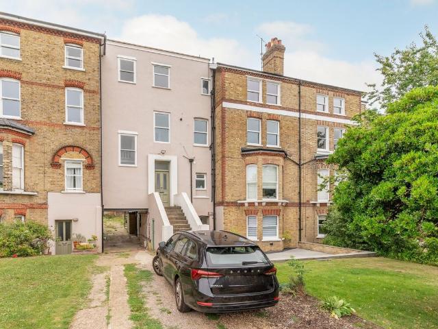 Apartment for rent in London Borough of Merton, Raynes Park